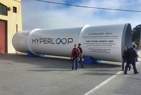Una cápsula del método ultra veloz de transporte Hyperloop.
