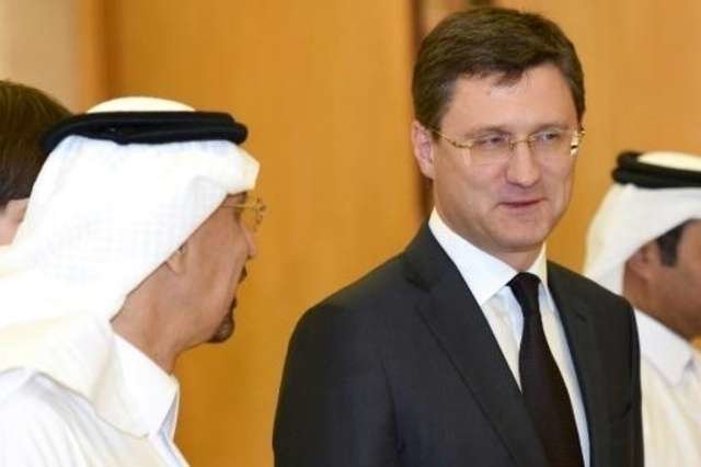 El ministro del Petróleo saudí, Jalid al-Falih (izq), con su homólogo ruso, Alexander Novak, el 23 de octubre de 2016 en Riad