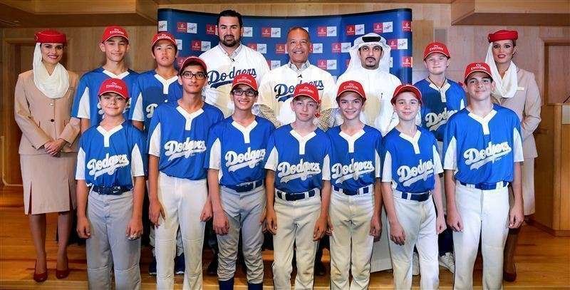 Representantes de Los Angeles Dodgers y Emirates, con jugadores de la Dubai Little League.