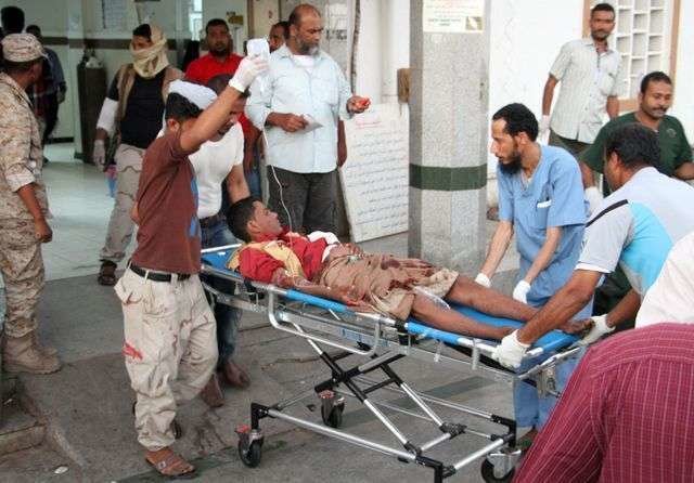 Un yemení herido durante el ataque al Cuartel General de Adén.