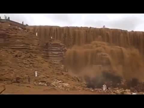 La cascada de arena en el desierto de Arabia Saudita.