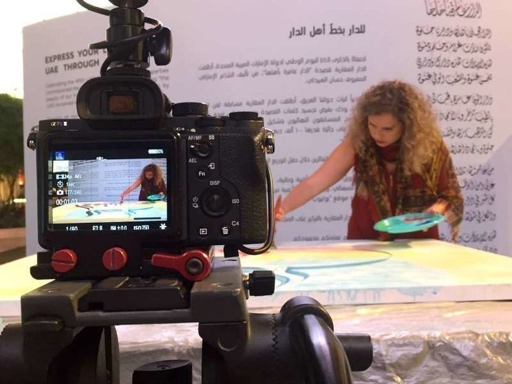 La granadina Mariola Salinas, durante su participación en el concurso de caligrafía árabe desarrollado en Abu Dhabi. (Cedida)
