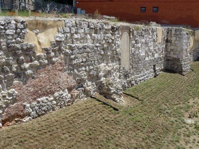 Restos de la muralla árabe de Madrid. (viajes.net)