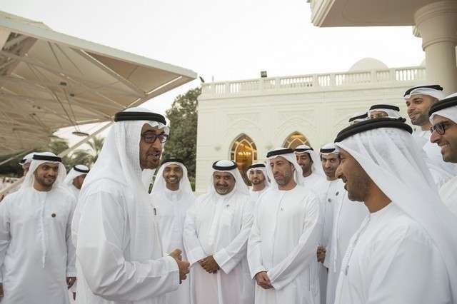 El jeque Mohammed bin Zayed saluda a los representantes de la Autoridad de la Vivienda de Abu Dhabi.