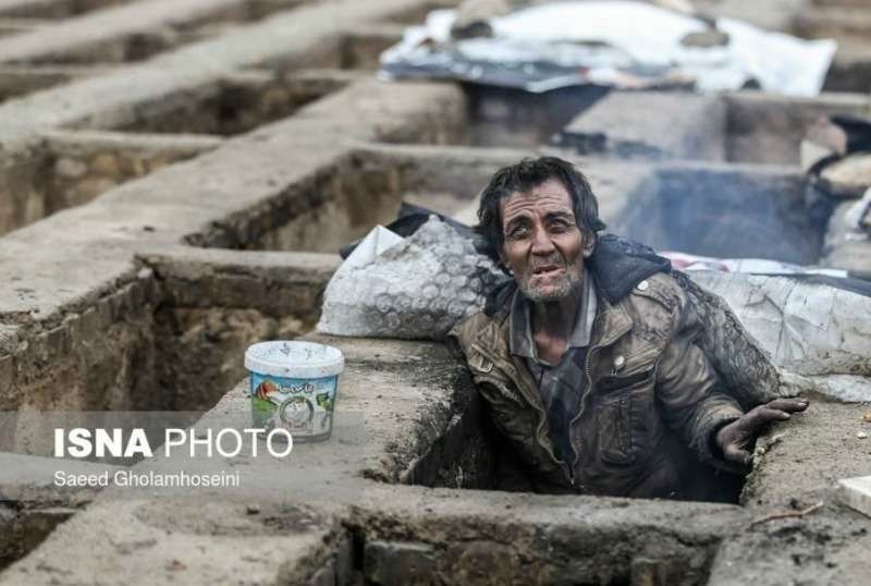 Un hombre sale de la tumba en la que se refugia del frío en un cementerio de Teherán. (@shahrvand_paper)