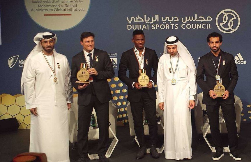 Zenetti, Eto'ó y Salah junto a funcionarios del Consejo de Deportes de Dubai. (Richard Ramos)