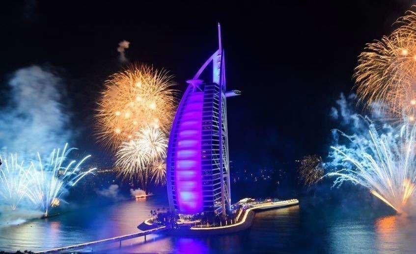 El Burj Al Arab brilló con especial esplendor en el Año Nuevo de Dubai. (@DXBMediaOffice)