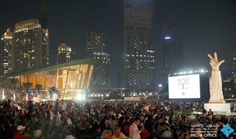 Miles de personas aguardan ante la Ópera de Dubai el momento de ver los fuegos lanzados desde el Burj Khalifa. (@DXBMediaOffice)