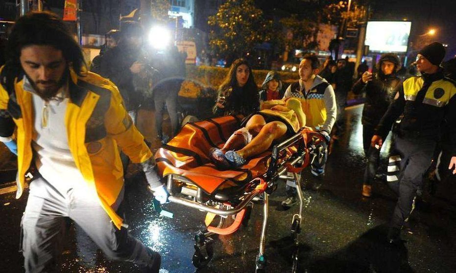Una imagen del traslado de un herido del atentado en la discoteca de Estambul.