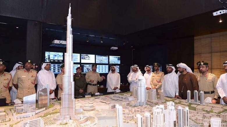 El jeque Mohammed bin Rashid durante su visita a la sala de operaciones de la Policía de Dubai.