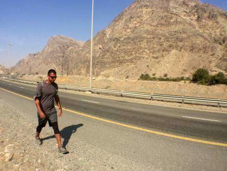 Jalal bin Thaneya durante su viaje a pie por los Emiratos. (Gulf News)
