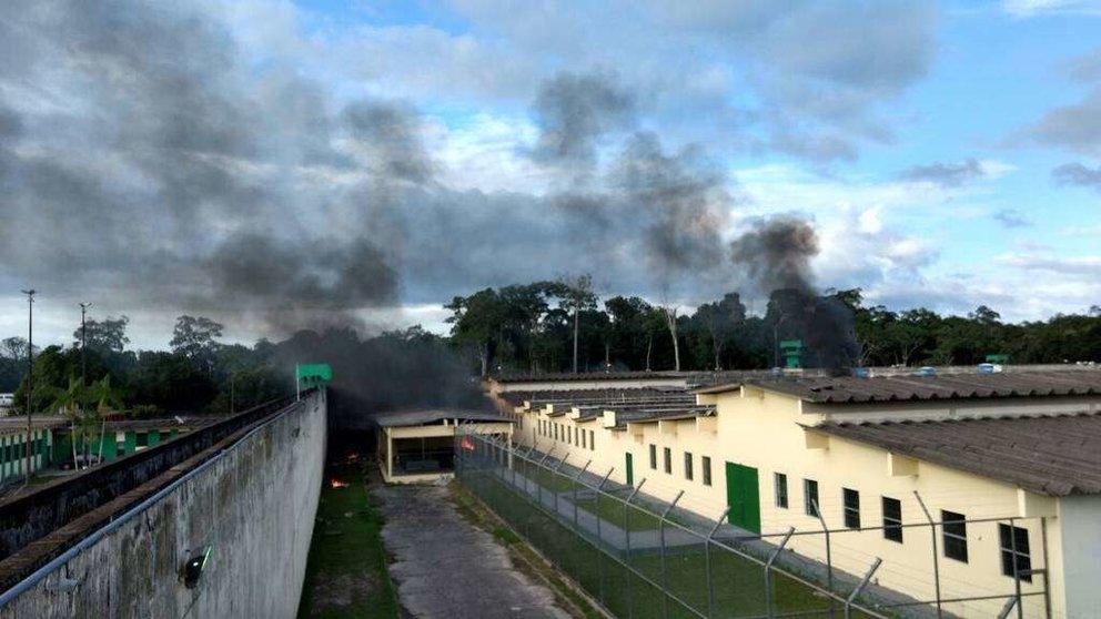 Una imagen de la cárcel de Manaos en Brasil durante el motín. (Twitter)