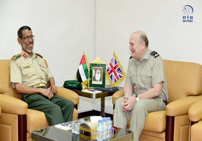 Los mandos militares de EAU y el Reino Unido durante el encuentro en Abu Dhabi.