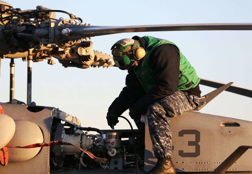 Un técnico de AH-64D.
