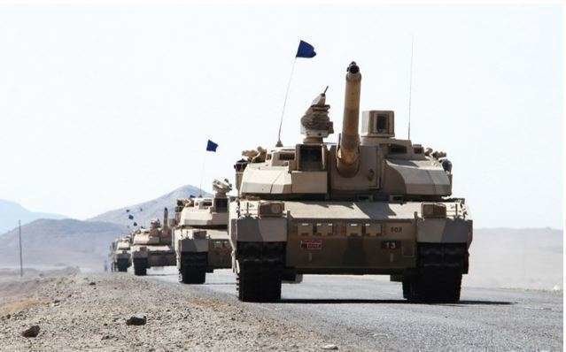 tanques Leclerc de fabricación francesa de la coalición liderada por Arabia Saudita están desplegados en el distrito costero de Dhubab (AFP).