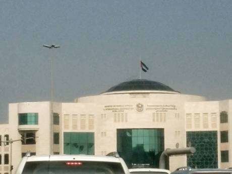 La bandera de Emiratos ondea a media asta en el Ministerio de Asuntos Exteriores.
