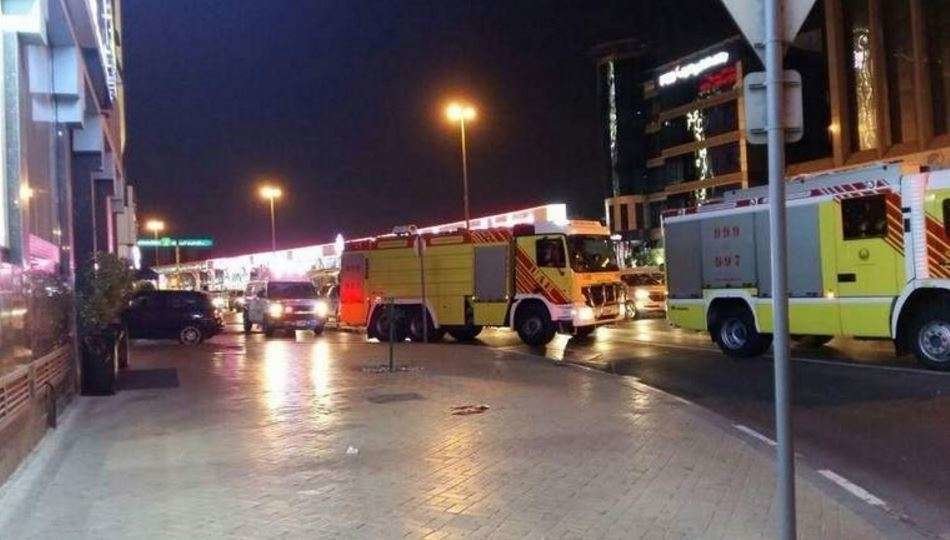 Vehículos de Protección Civil de Dubai en el lugar del siniestro.