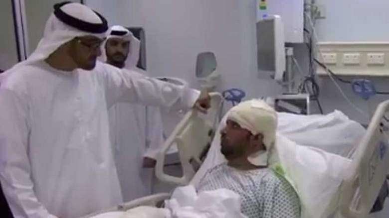 El jeque Mohammed bin Zayed Al Nahyan durante su visita a los heridos en el atentado de Afganistán.
