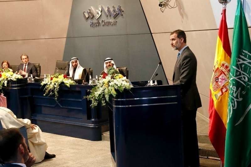 Felipe VI, durante su intervención en el encuentro empresarial organizado por la Cámara de Comercio de Riad, el ICEX, la Cámara de Comercio de España y la CEOE. (Casa de S. M. el Rey)