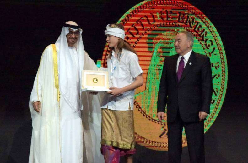 El presidente de Kazajistán -derecha- presencia la entrega del galardón al estudiante Mikel Gutiérrez por parte del príncipe heredero de Abu Dhabi. (WAM)