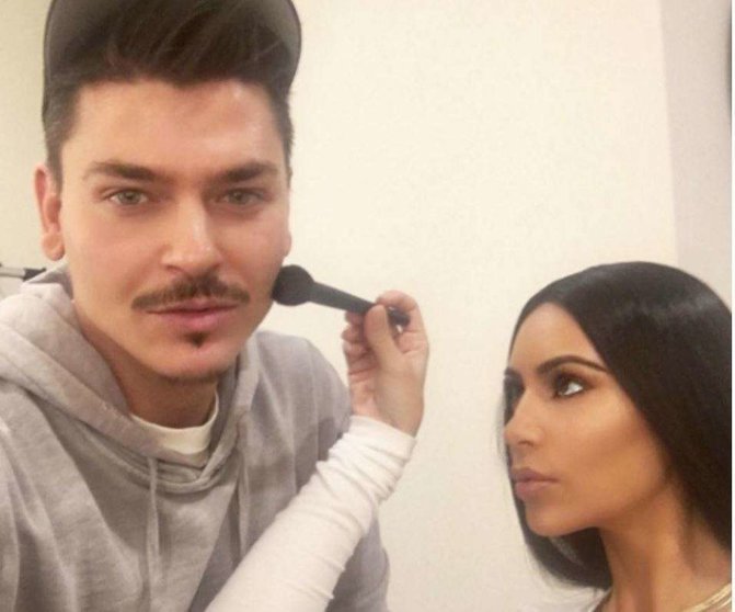  Kim Kardashian y su maquillador en Dubai.