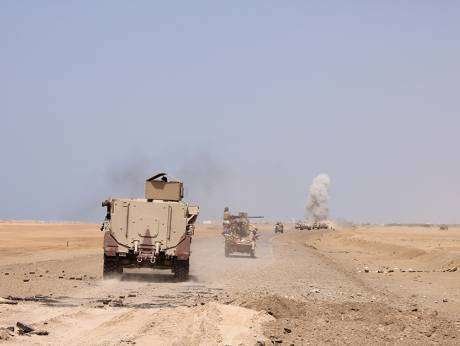 En la foto de Reuters, un vehículo blindado recibe el impacto de un misil lanzado por los rebeldes.