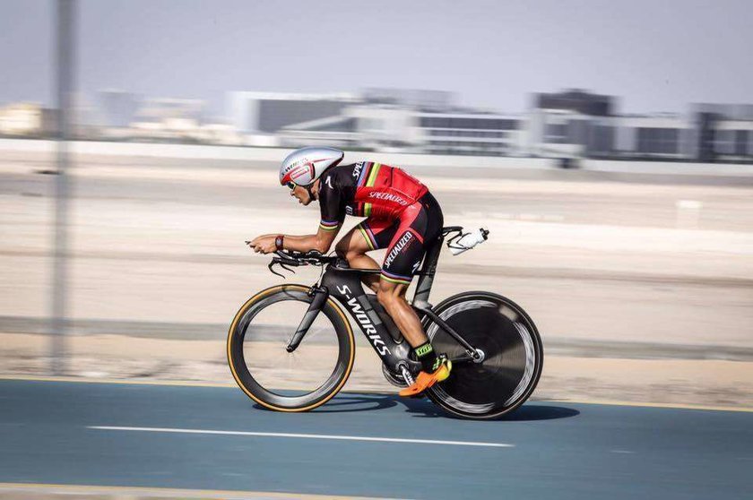 Javier Gómez Noya ha publicado en su perfil de Facebook esta fotografía, en la que aparece entrenado en el 'cicle track' de Dubai. (badiejb)