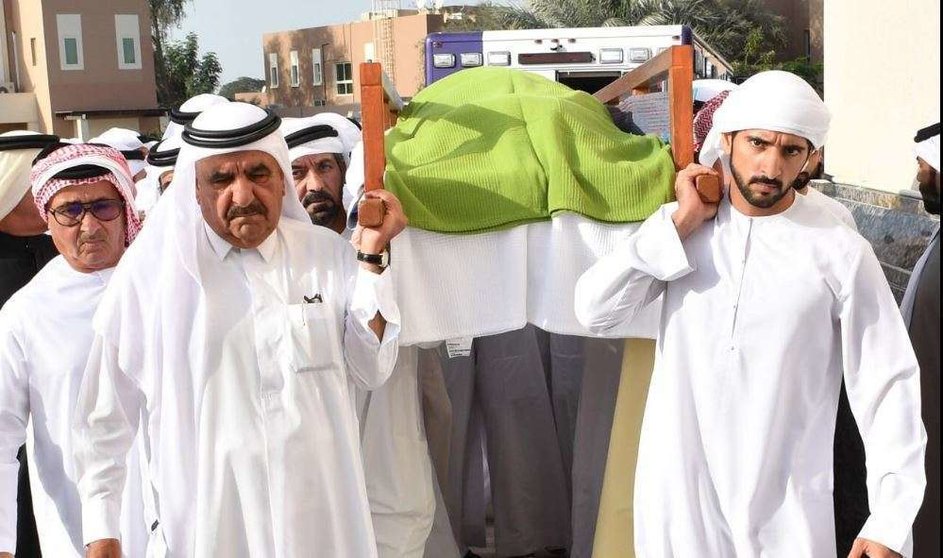 El príncipe heredero de Dubai lleva el cadáver de su tía abuela la jequesa Sheikha bint Saeed bin Maktoum Al Maktoum.
