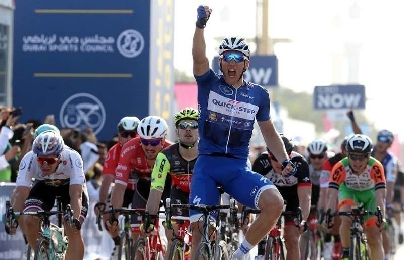 El ciclista alemán Marcel Kittel entra primero en la meta de la Corniche de Ras Al Khaimah. (dubaitour.com)