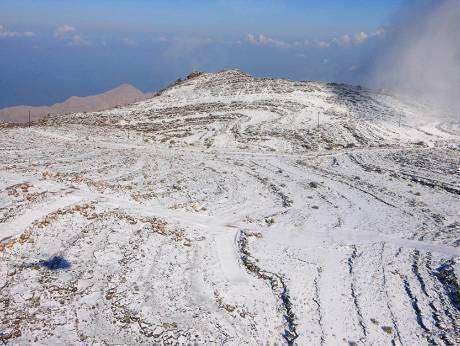 La sierra de Jebel Jais cubierta por la nieve el pasado año. (WAM)