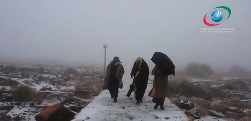 Tres personas caminan entre la nieve en uno de los vídeos publicados por el NCMS.
