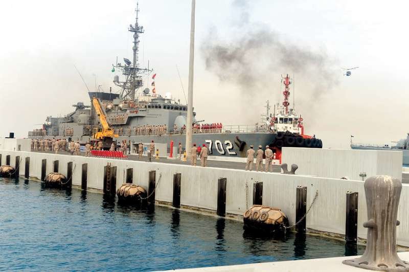 La fragata Al Madinah en el puerto de Yeddah este domingo.