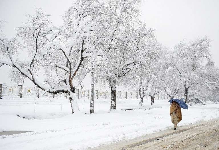 En la imagen de AFP, un anciano camina en Afganistán.