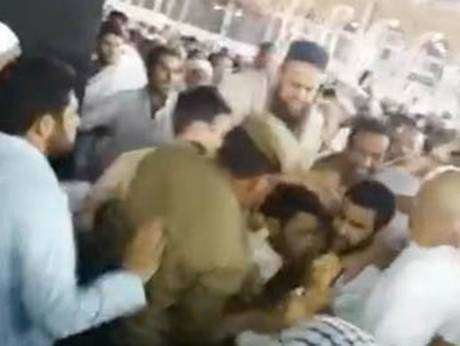 Una captura de imagen de la detención del hombre que pretendía quemar la Kaaba.