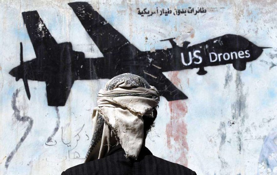 En la imagen de EFE, un joven mira un grafiti protesta en Saná.