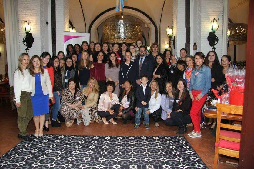 Grupo de Damas Latinas en la celebración por el Día de la Amistad. (EC)