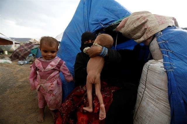 Una mujer con sus hijos en Yemen.
