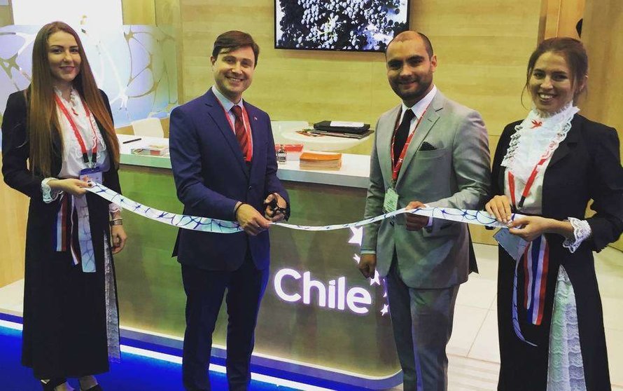 El embajador de Chile -izquierda- y el director de la oficina de Prochile EAU inaugurando el pabellón en Gulfood. (Cedida)