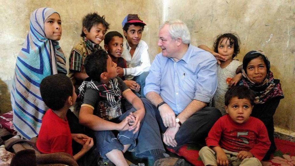 El subsecretario de la ONU para Asuntos Humanitarios, Stephen O'Brien, reunido con Mariam, una niña de 13 años que cuida de sus hermanos desplazados de Taez. (Twitter)