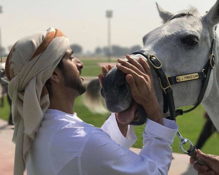 El príncipe heredero de Dubai acaricia a uno de sus caballos.