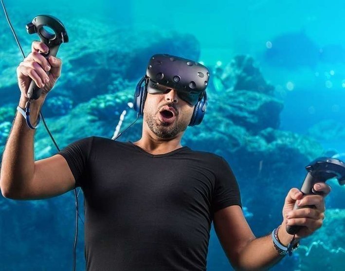 Un visitante disfruta de la realidad virtual de Dubai Aquarium & Underwater Zoo. (Facebook)