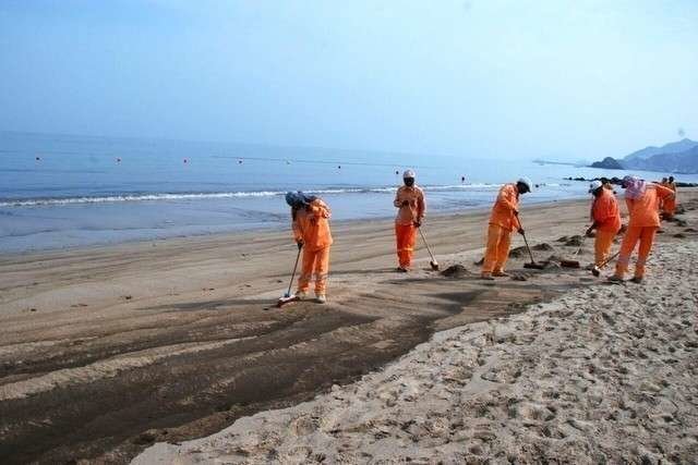 Tareas de limpieza en la playa. (Municipalidad de Dibba)