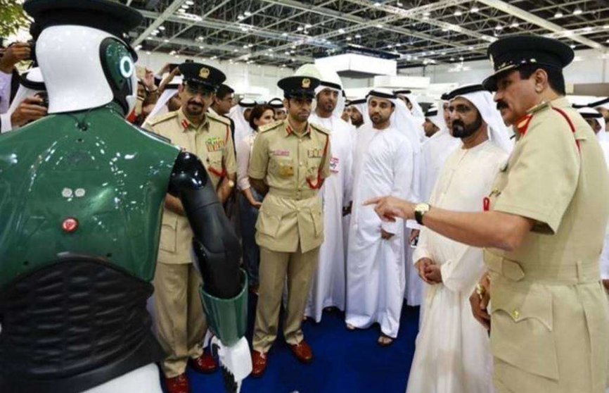 El gobernador de Dubai durante la presentación del robot de policía.