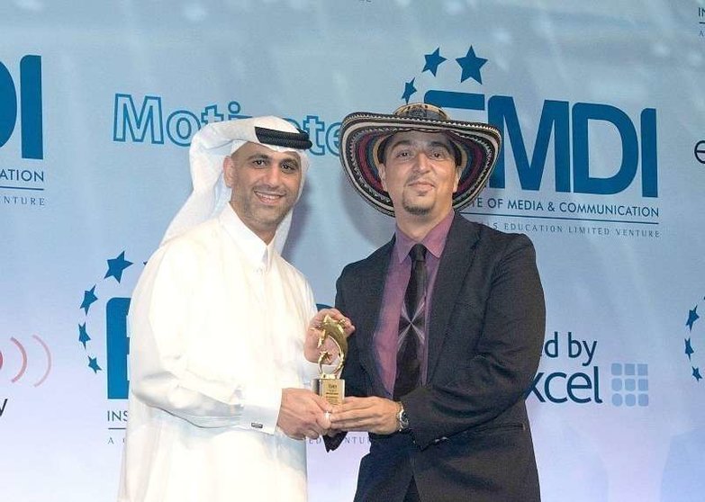 Mariano Ortiz -derecha- recoge el premio como mejor alumno y organizador de eventos de su curso en la universidad de Dubai.