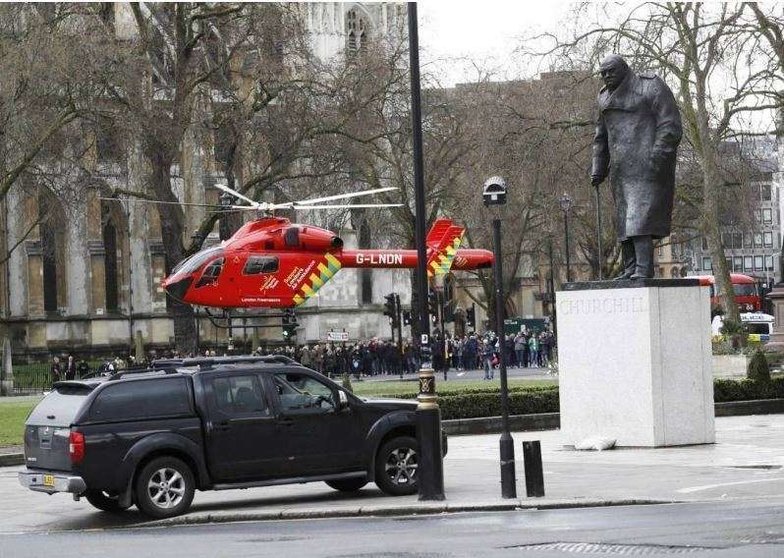 Una ambulancia aérea en las cercanías al Parlamento de Londres.