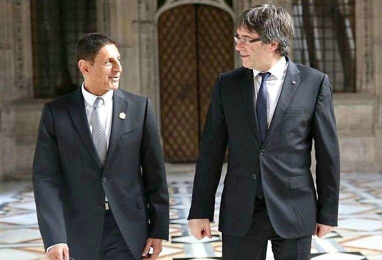 Salem Alowais, cónsul general de Emiratos Árabes en Barcelona -izquierda-, camina junto al presidente de la Generalitat de Cataluña.