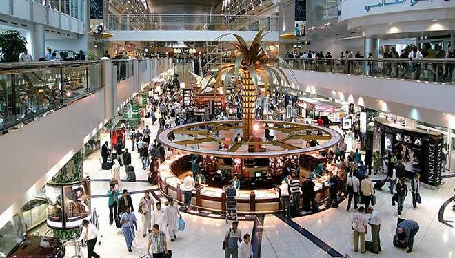 Interior del Aeropuerto Internacional de Dubai. 