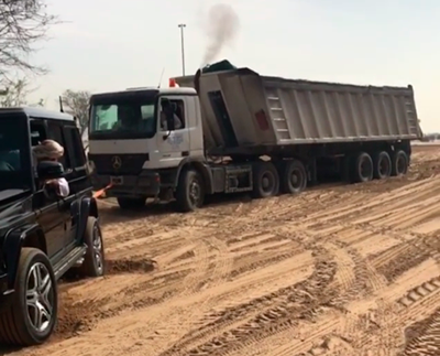 Fotograma del vídeo que muestra a Sheikh Hamdan remolcando un camión en el desierto. (Saeed Hilal)
