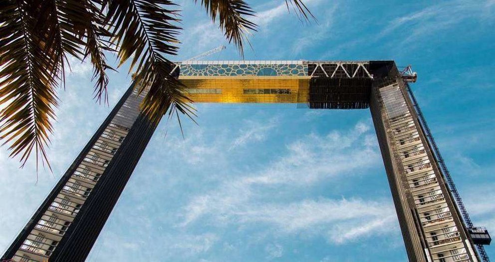 El Marco de Dubai ha empezado ya a ser recubierto de vidrio dorado. (Theartsy lens, Instagram)