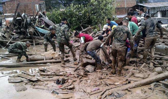 Los equipos de rescate ayudan a los afectados por la avalancha. (AFP)